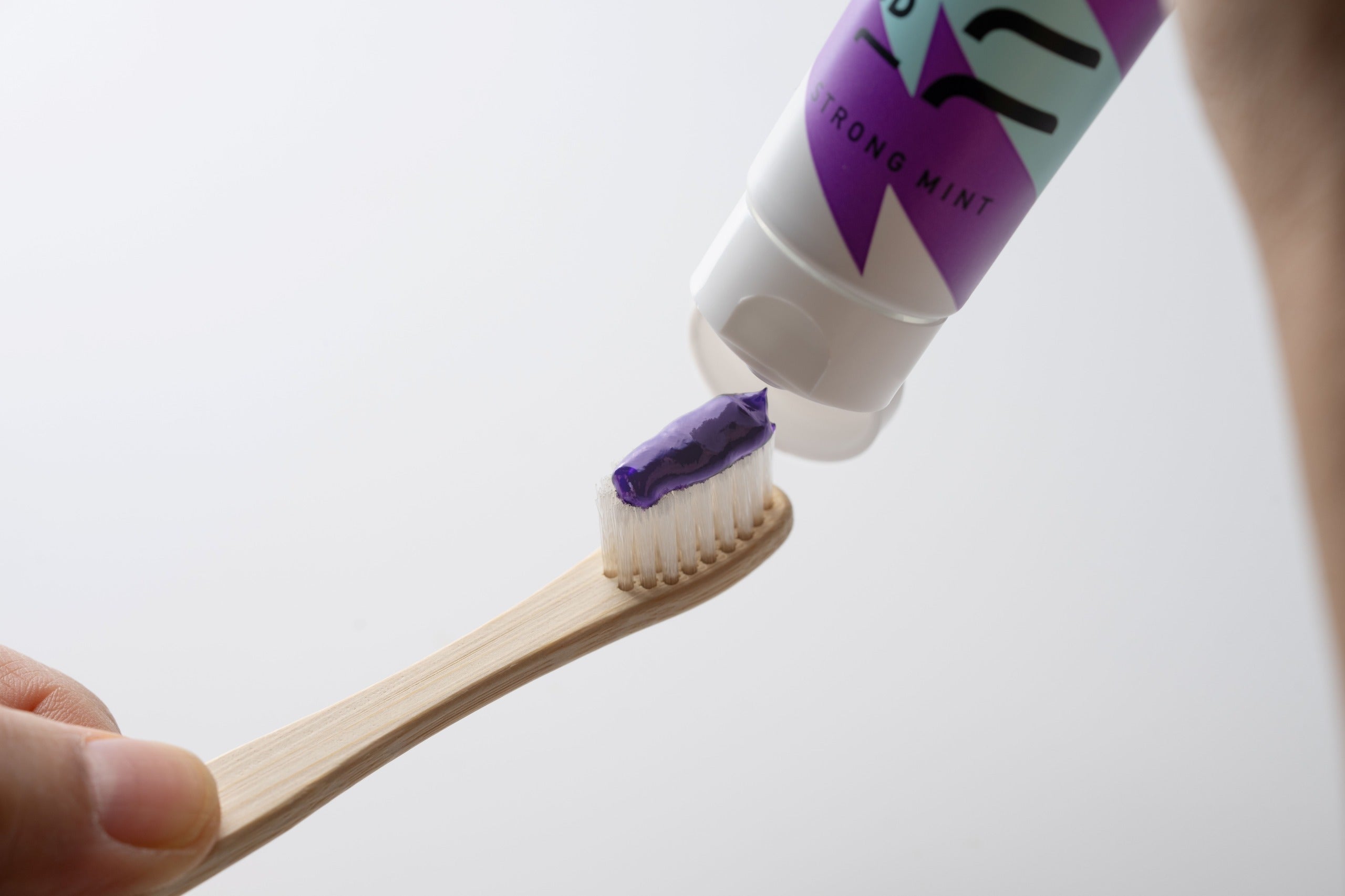 【送料無料】ビオナロ ホワイトニング トゥースジェル ストロングミント&バンブー歯ブラシセット